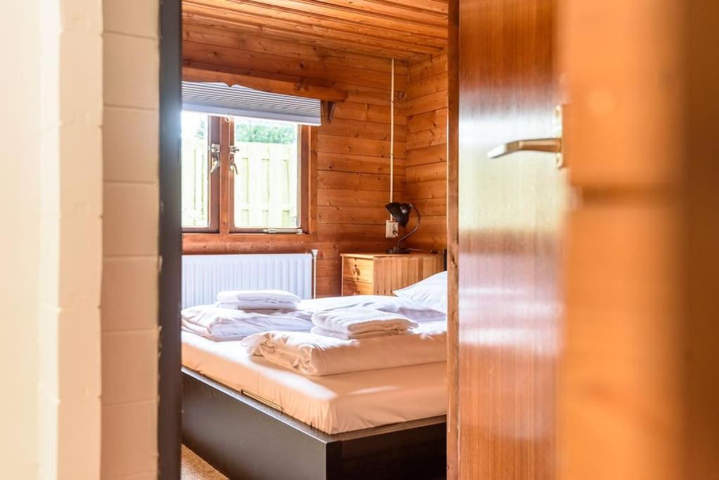 Spacious Wooden Cottage With Infra-Red Sauna At Veluwe พุทเทิน ภายนอก รูปภาพ